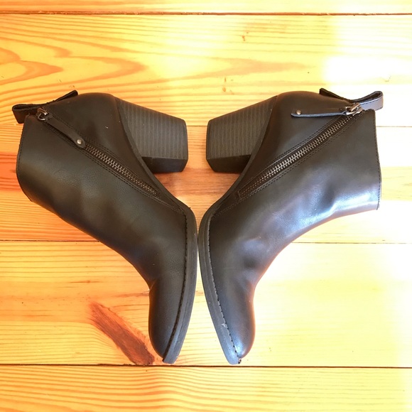 Dolce Vita Black Faux Leather Ankle Zip Boots, EUC, 9.5 - Picture 4 of 11
